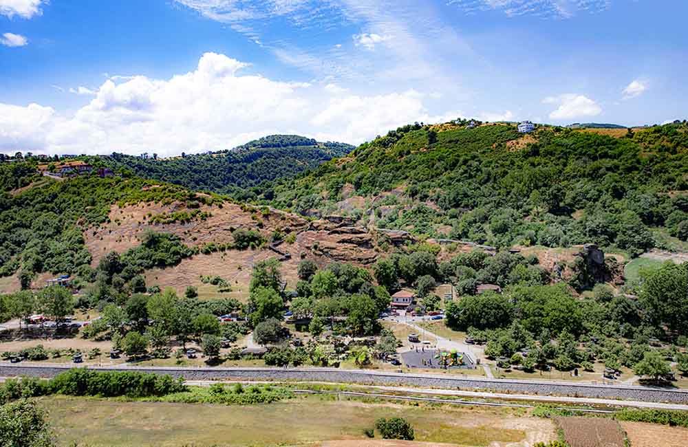 Tekkeköy Mağaraları Delikli kayalar