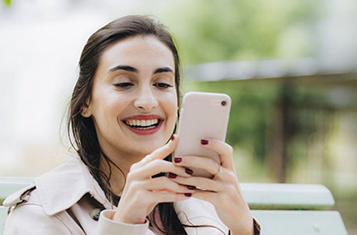 bayanın elinde telefonu