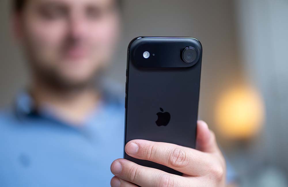 Alıcı telefonu inceliyor