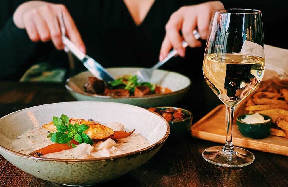 Dışarda yemek yeniyor