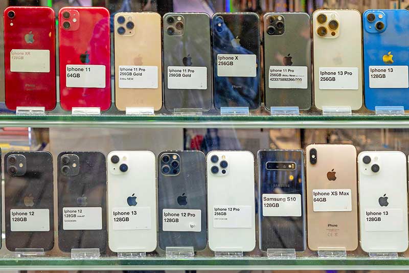 Vitrindeki ikinci el telefonlar